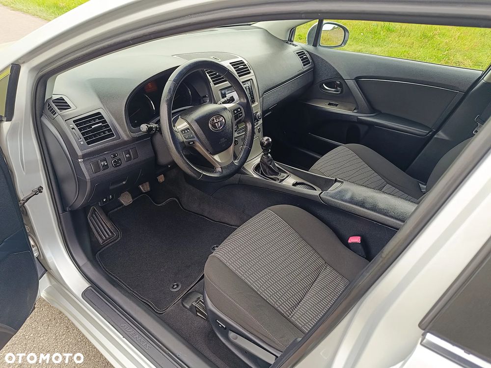 Toyota Avensis - 17