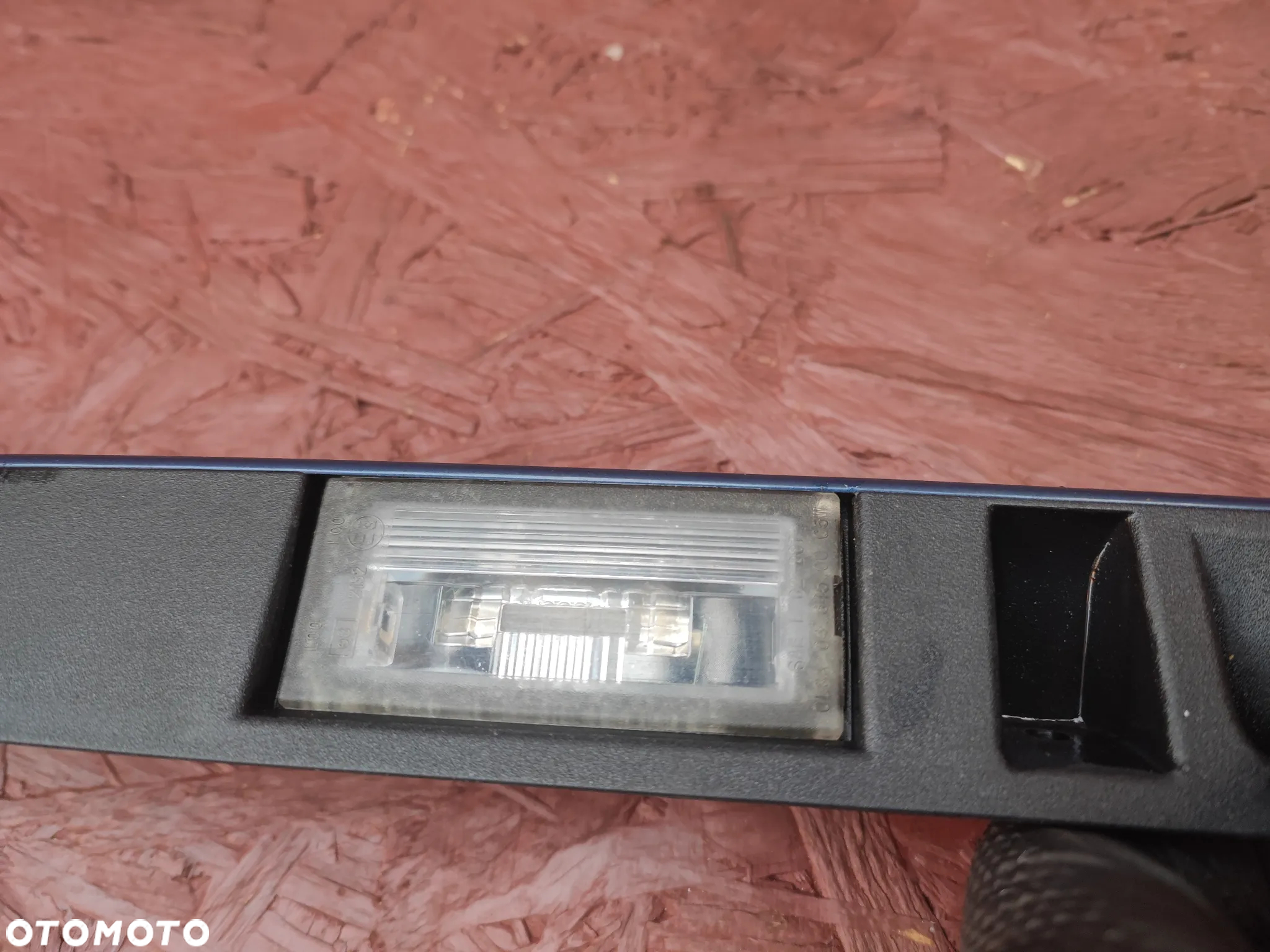 BMW E46 COUPE LIFT ORYGINALNA BLENDA PODŚWIETLENIA TABLICY REJSTRACYJNEJ / LISTWA / MIKROSTYK KOLORZE A07 MYSTICBLAU METALIC W BARDZO DOBRYM STANIE O NR.  51 13 0 403 478 OEM - 14
