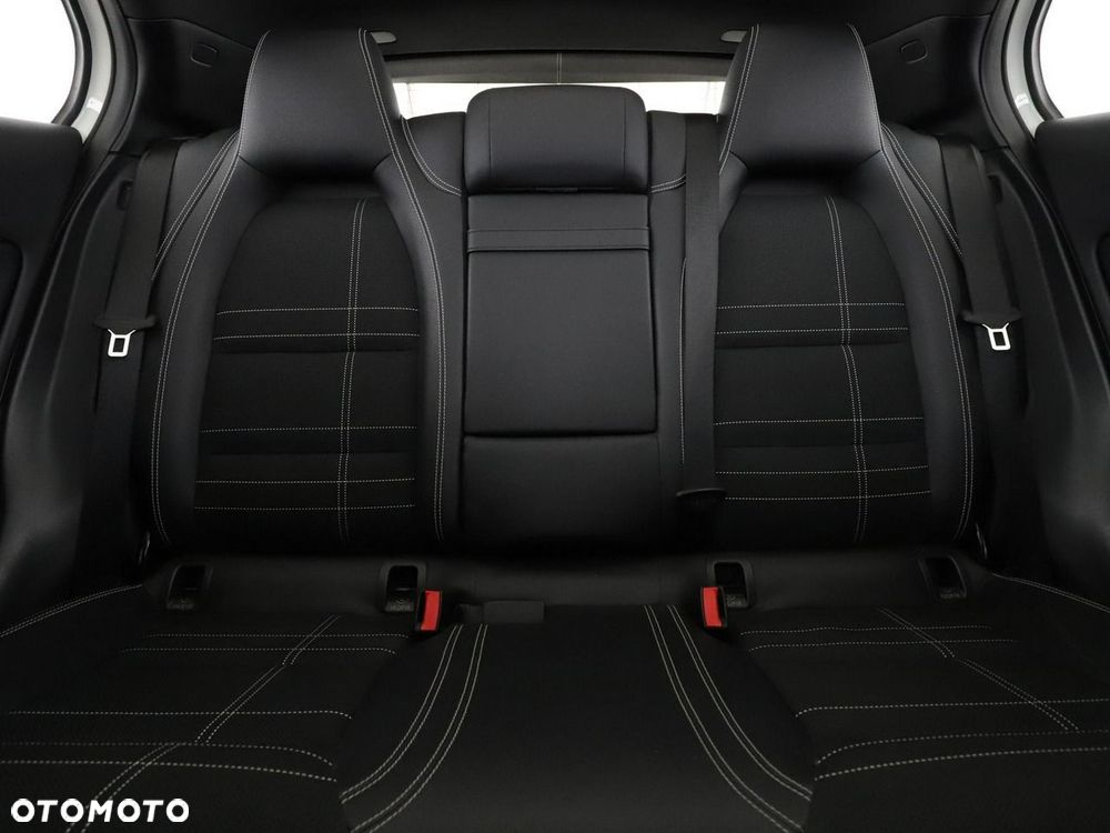 Mercedes-Benz GLA 200 7G-DCT - 19