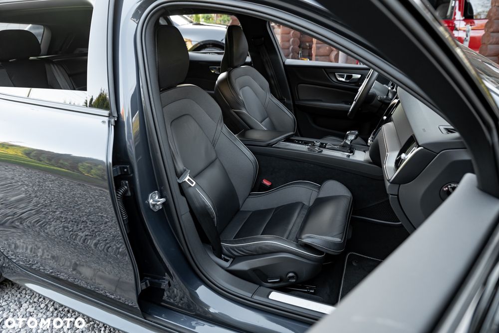 Volvo V60 B5 B R-Design - 25