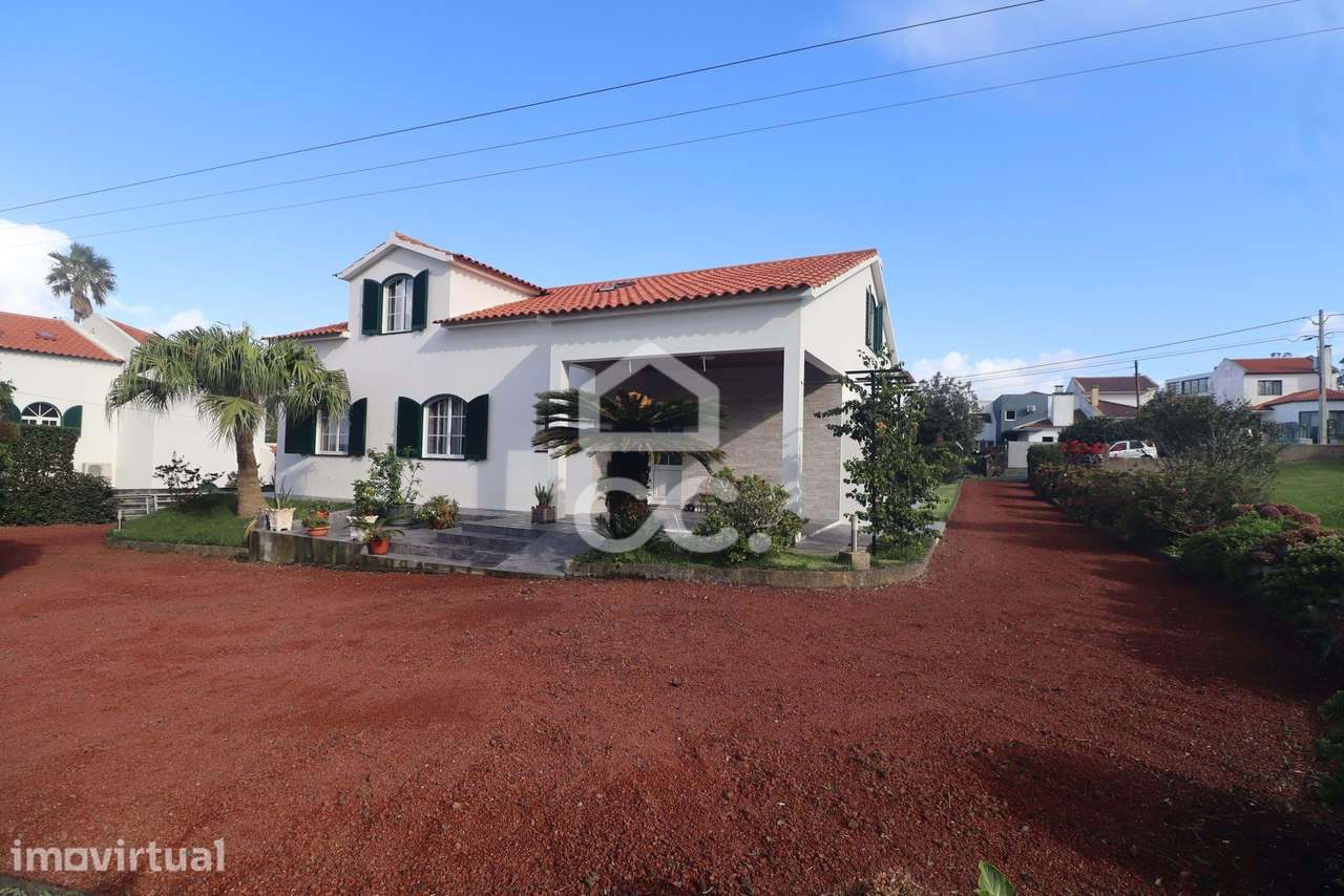 Moradia com 4 Quartos e Anexo T1  - São Vicente Ferreira - Ponta Delga - Grande imagem: 3/39