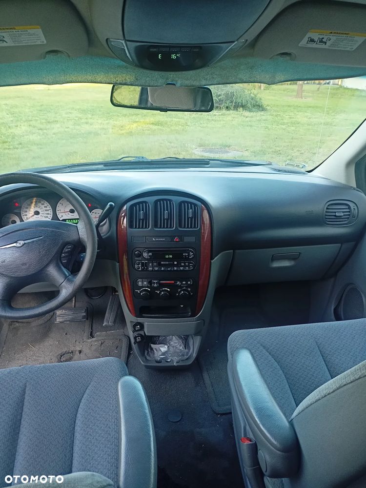 Chrysler Town & Country 3.3L LX - 13