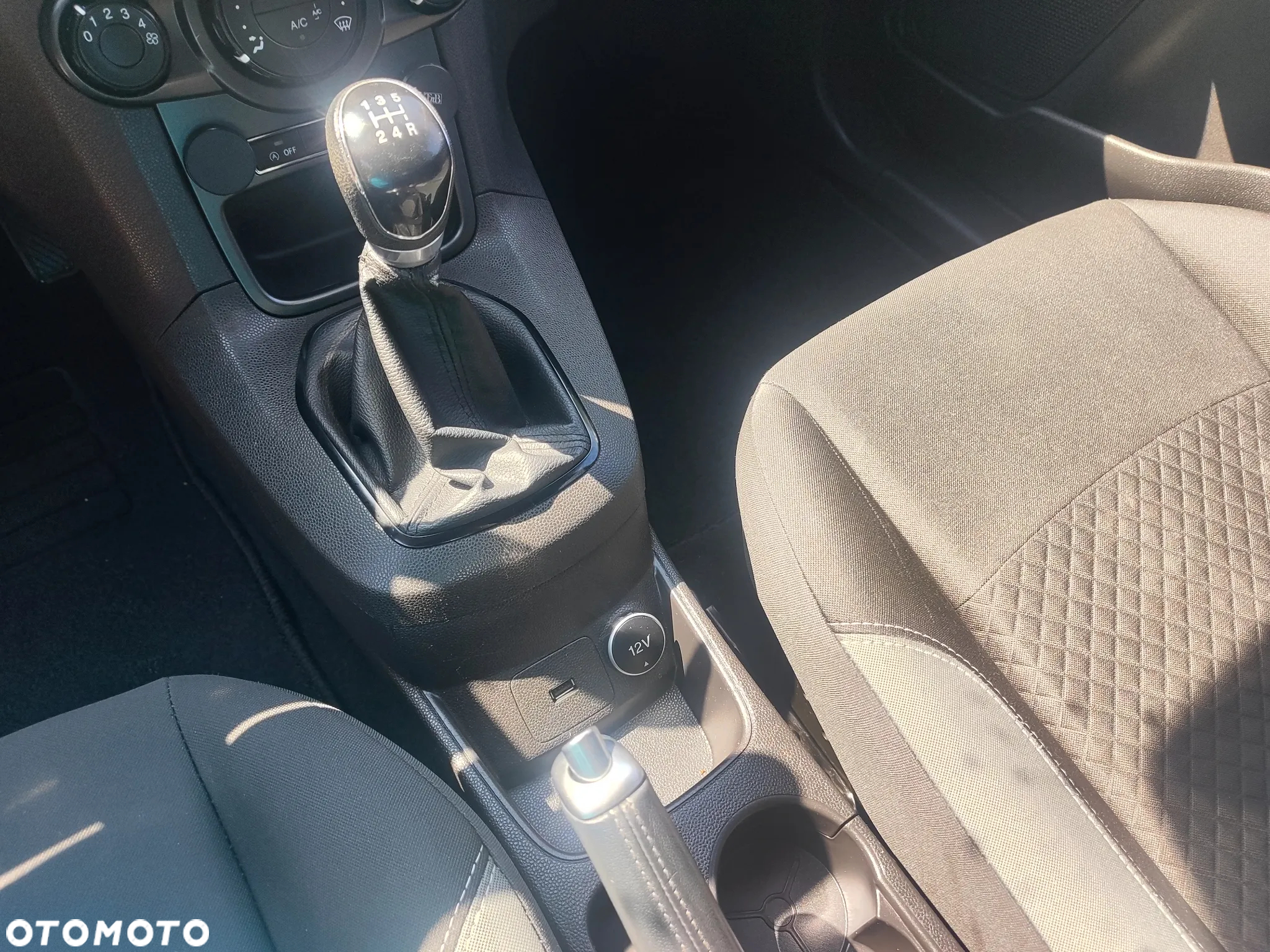 Ford Fiesta 1.0 EcoBoost Start-Stop Titanium - 24