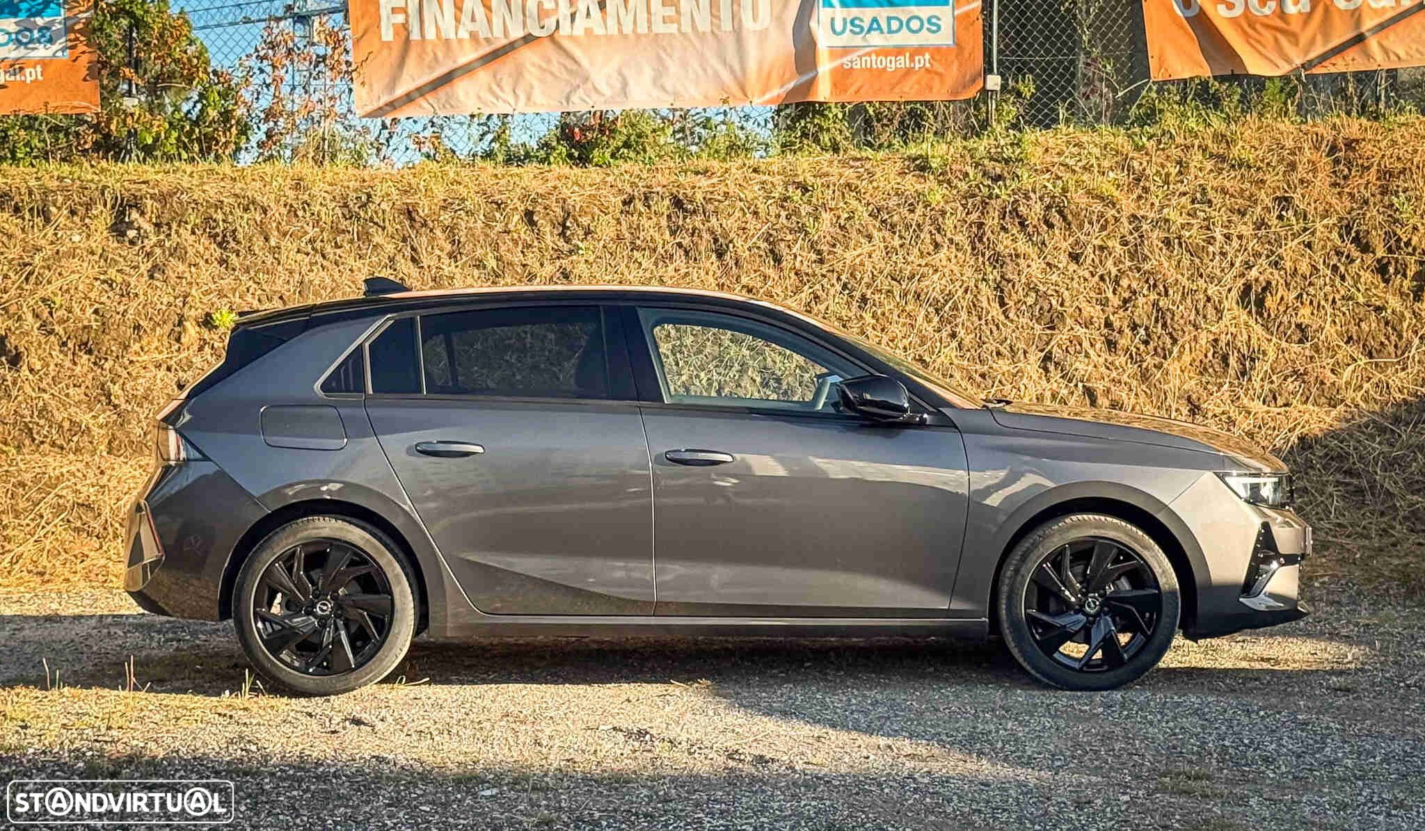 Opel Astra 1.2 T GS - 2