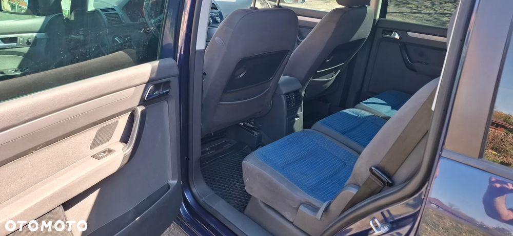 Volkswagen Touran 1.9 TDI Conceptline DSG - 16