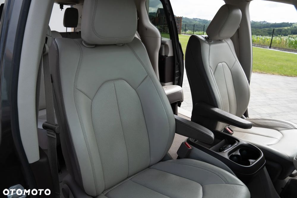 Chrysler Pacifica - 12