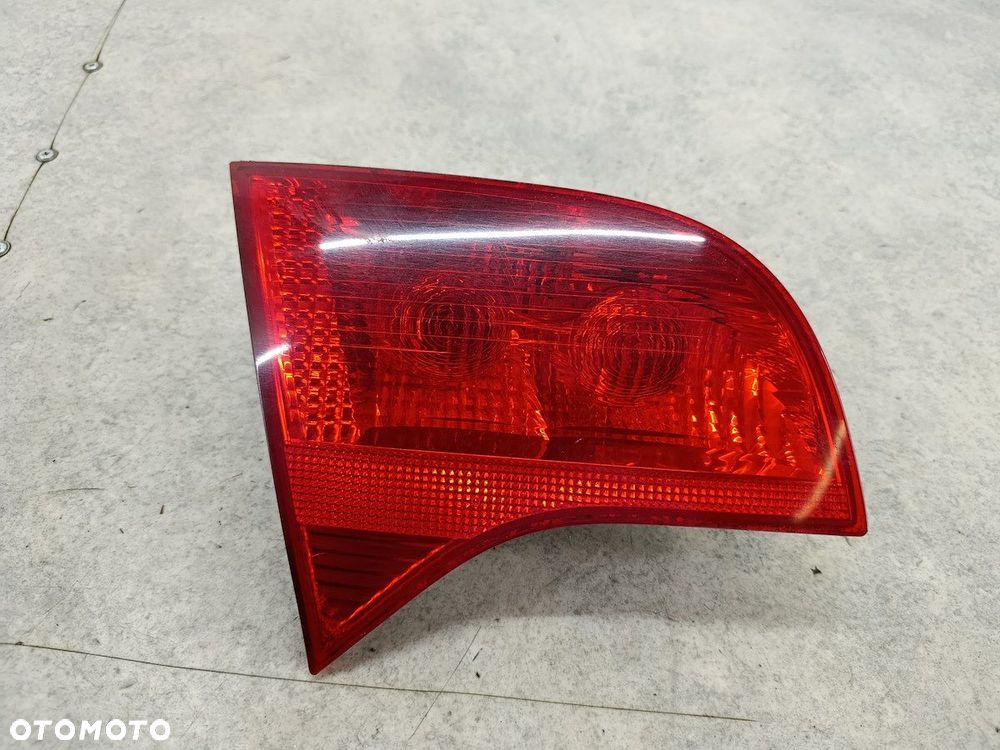 LAMPA TYLNA LEWA W KLAPE AUDI A4 B7 8E9945093 KOMBI - 1