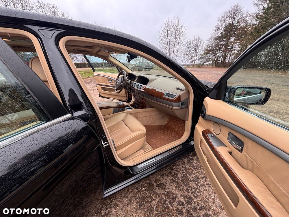 BMW Seria 7 735i - 12