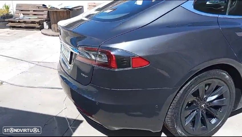 Tesla Model S - 4