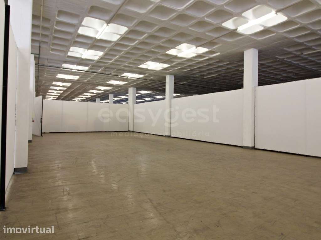 Armazém situado na zona industrial de Alhos Vedros com 250m2 - Grande imagem: 3/11