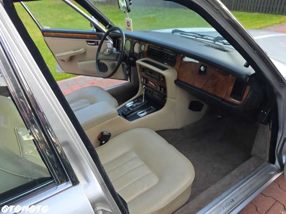 Jaguar XJ - 25
