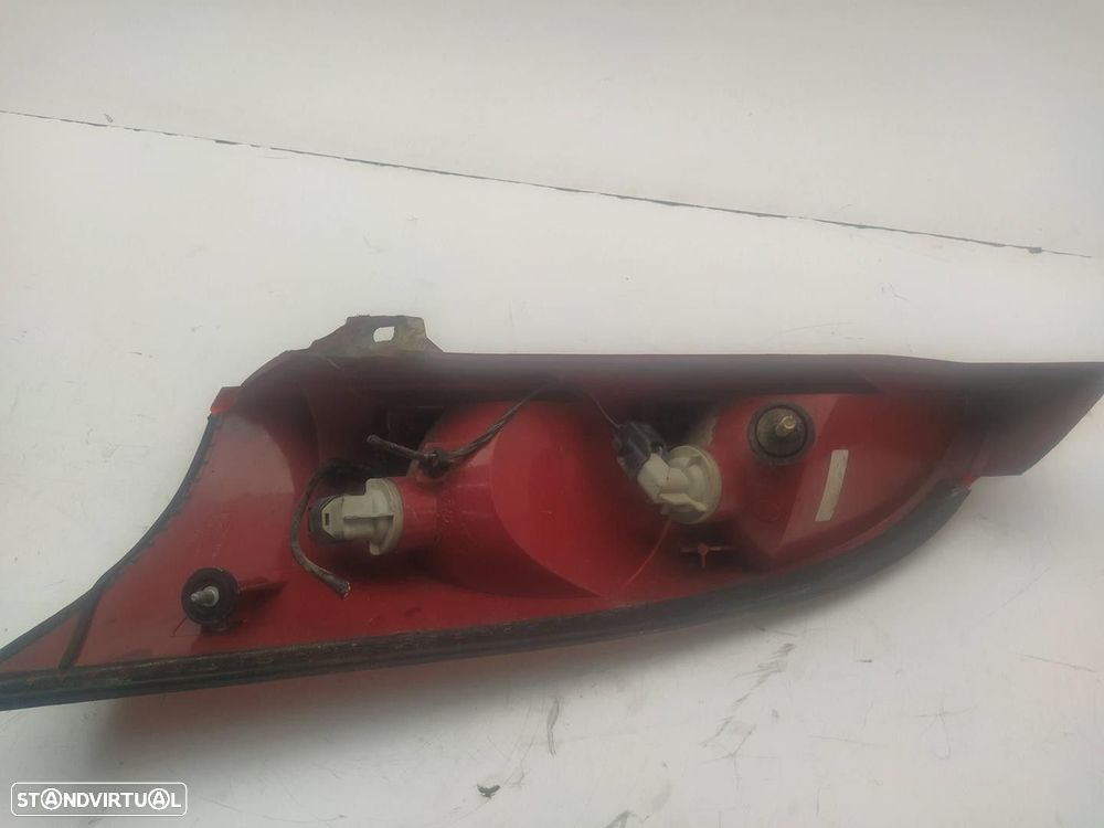 FAROLIM TRASEIRO DIREITO FORD FOCUS 2002 - 4