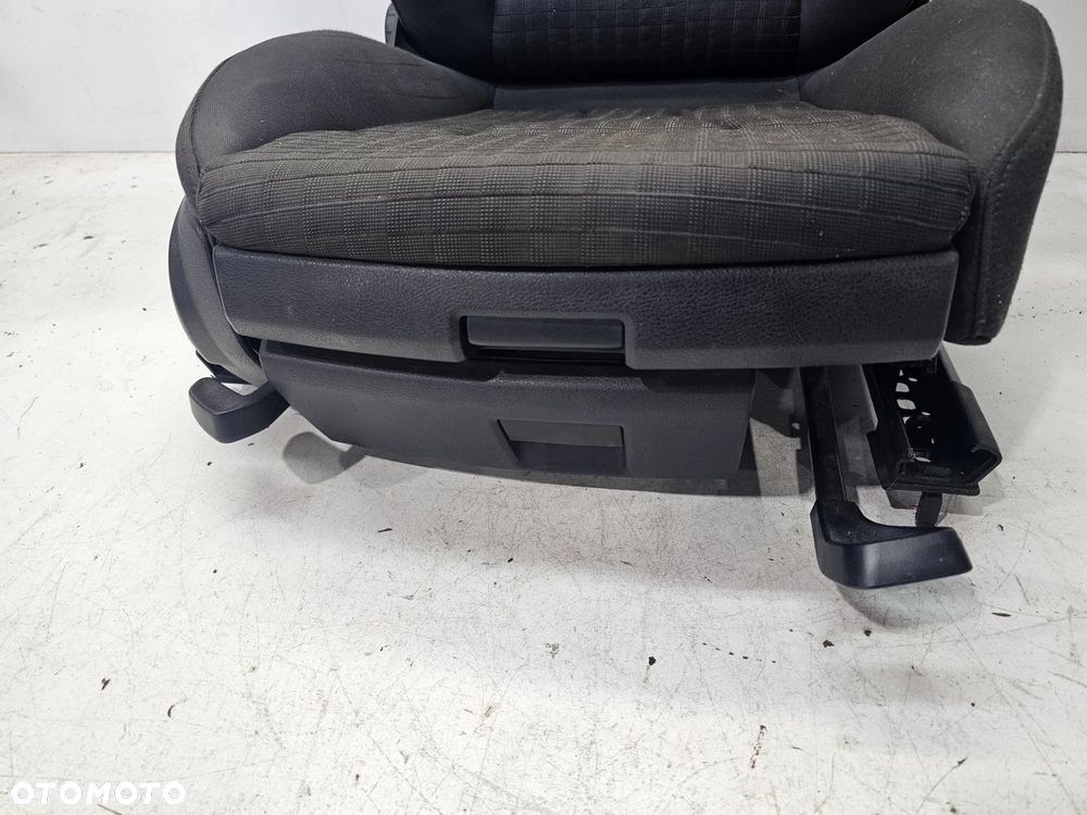 FOTEL STELAŻ PASAŻERA AUDI A3 8V SPORTBACK 5Q4881106D - 4
