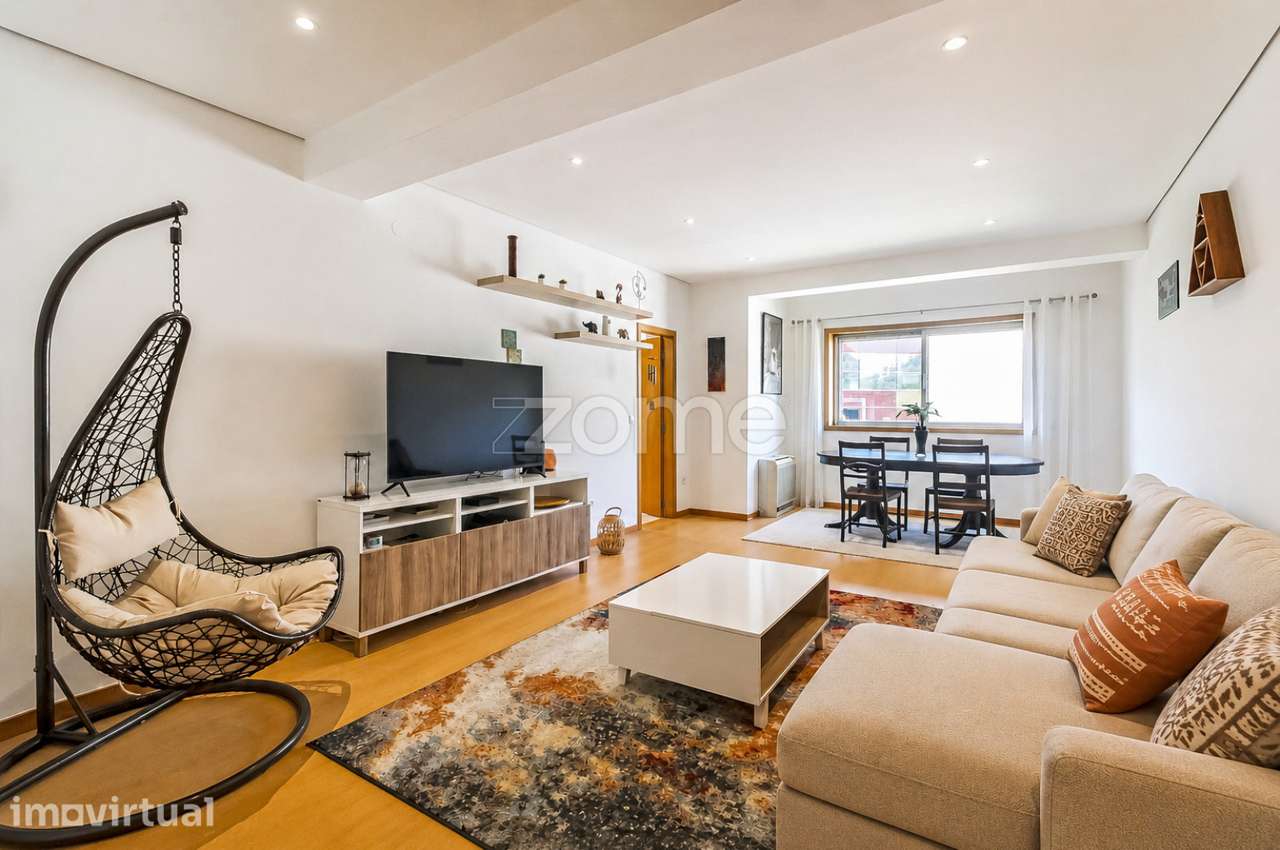 Apartamento T2+1 Renovado, Varanda e Garagem - Rua da Venezuela, Porto - Grande imagem: 2/47