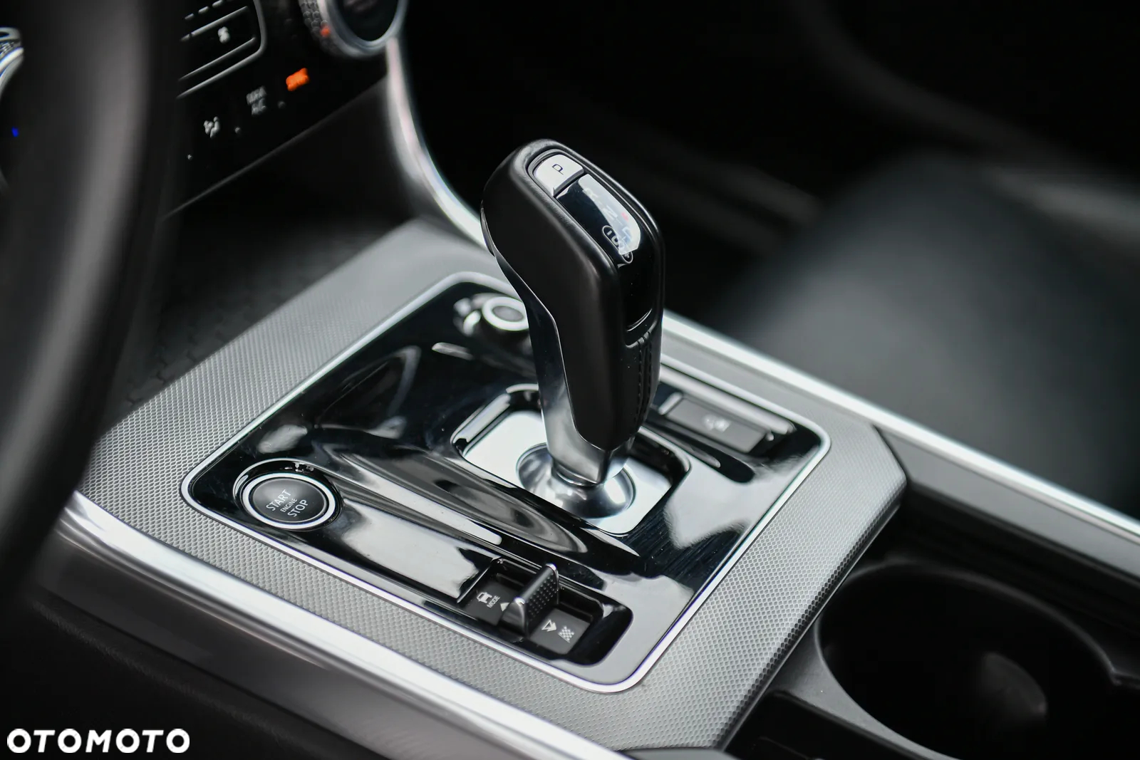 Jaguar XE 2.0 D180 R-Dynamic S - 28