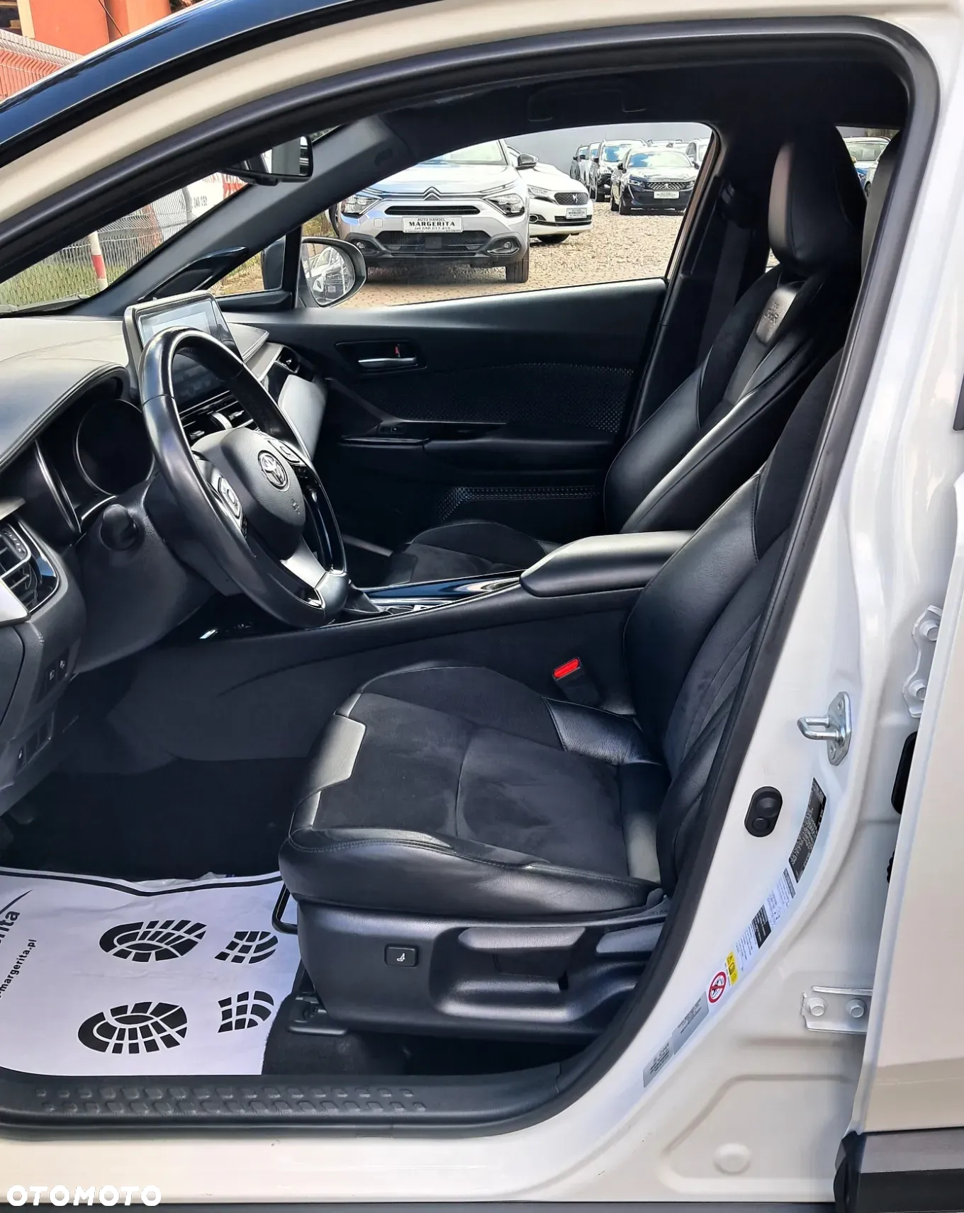 Toyota C-HR 1.8 Hybrid Neon Lime powered by JBL - 9