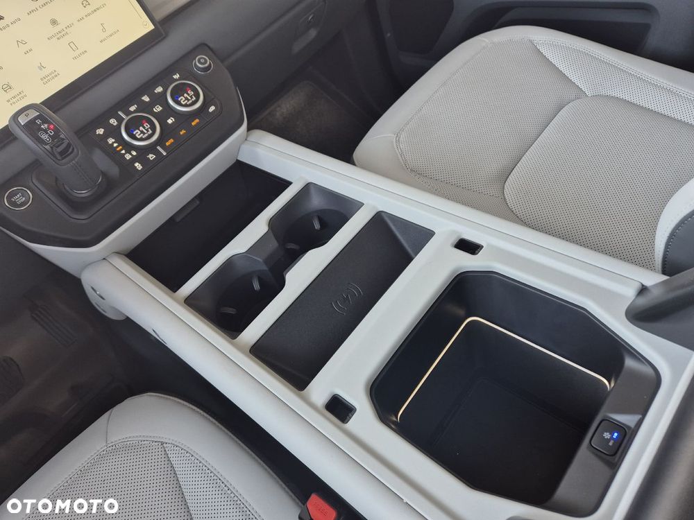 Land Rover Defender 110 D250 X-Dynamic SE - 15