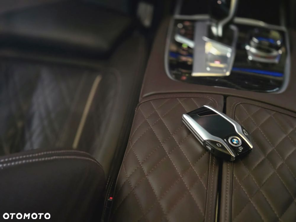 BMW Seria 7 750i xDrive sport - 17