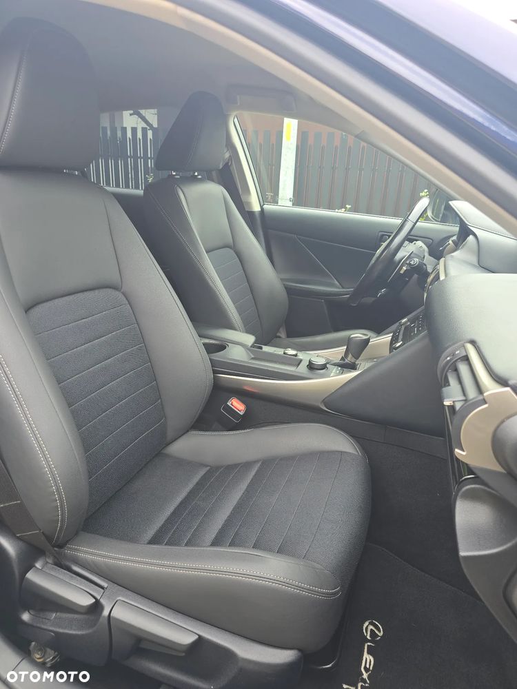 Lexus IS 200t / 300 Prestige - 25