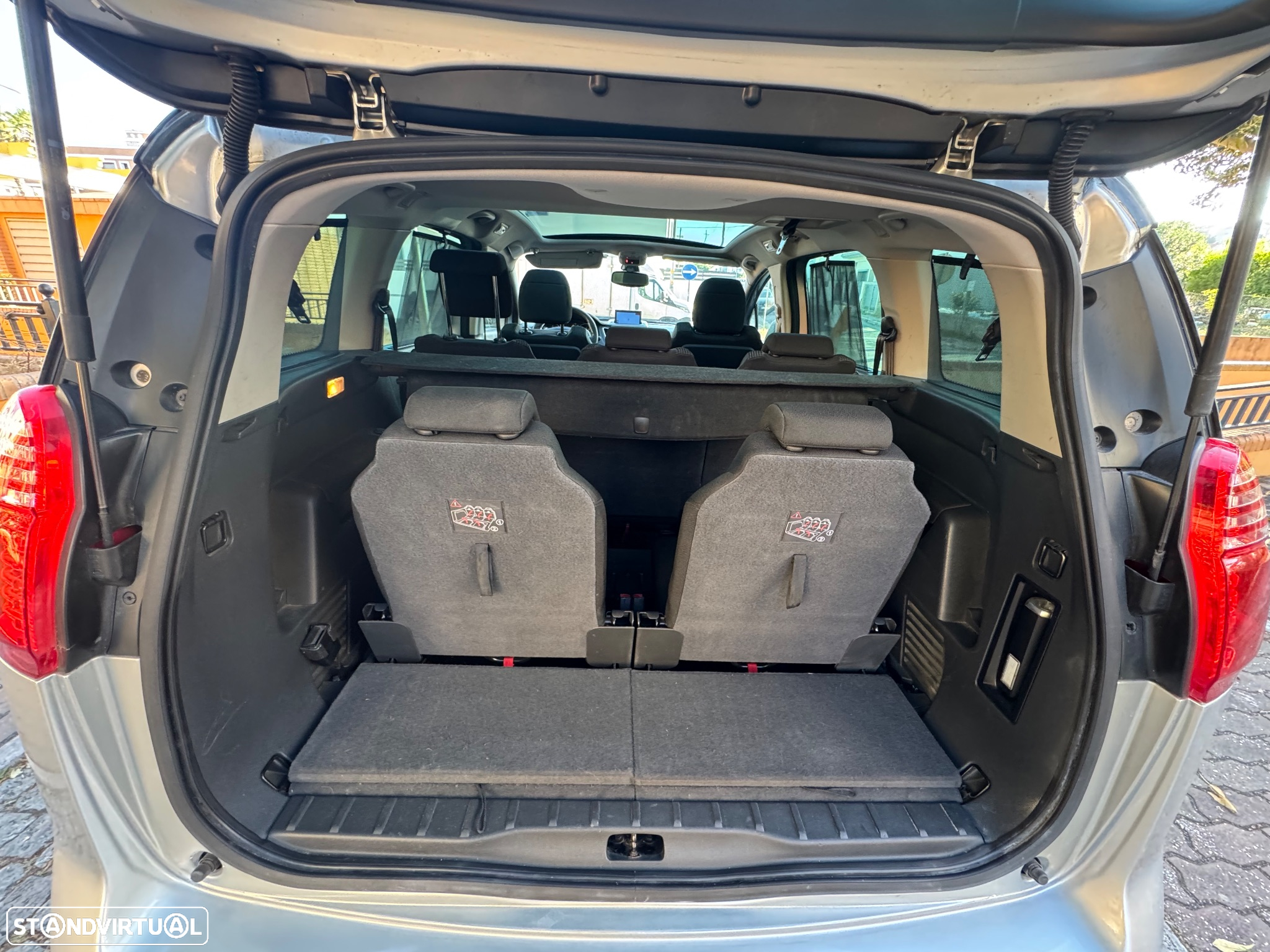 Peugeot 5008 1.6 HDi Executive CMP6 JLL17 - 9