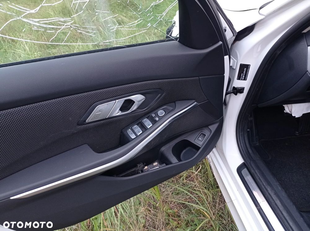 BMW Seria 3 318d mHEV - 16