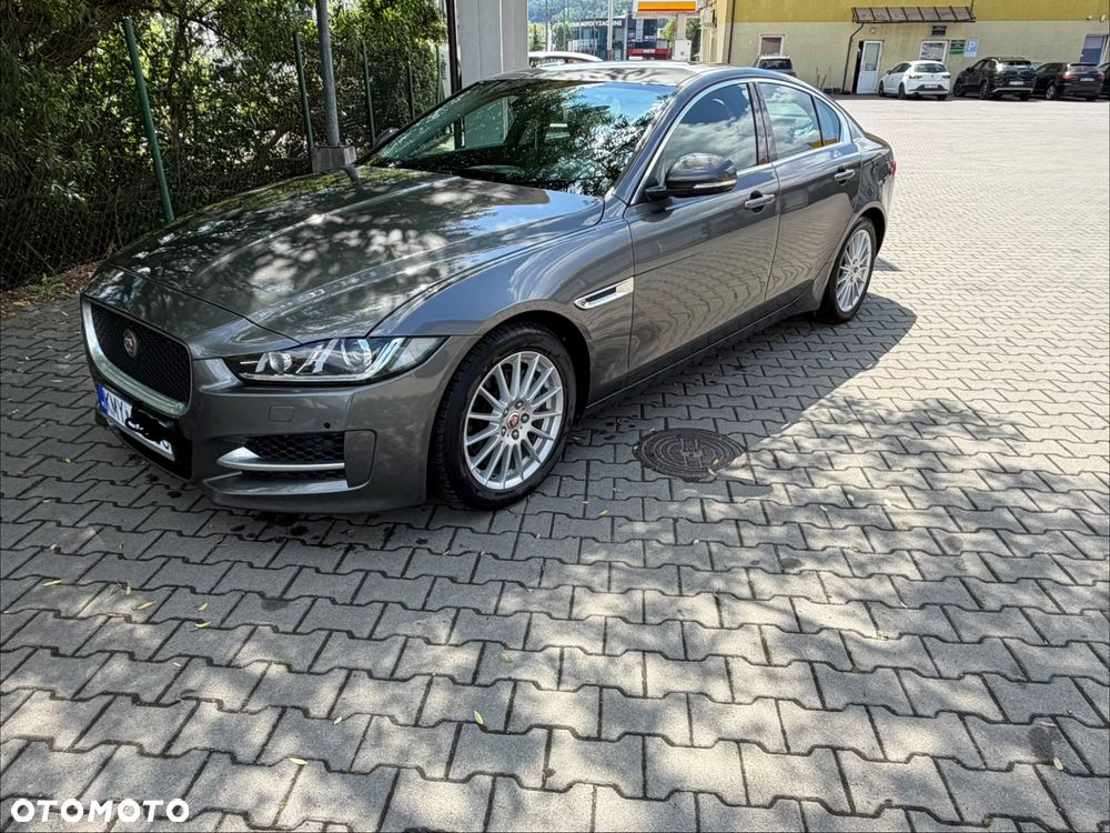 Jaguar XE 2.0 D Portfolio - 3