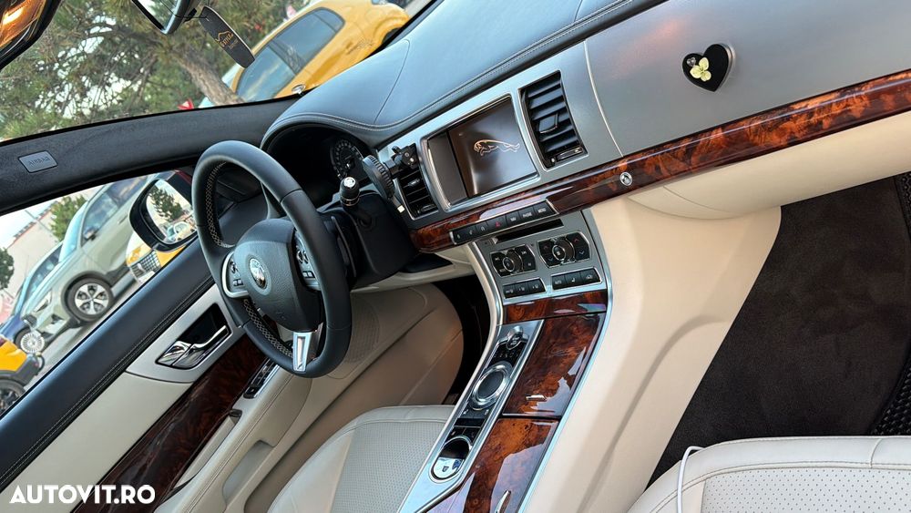 Jaguar XF 3.0 AWD Premium Luxury - 10