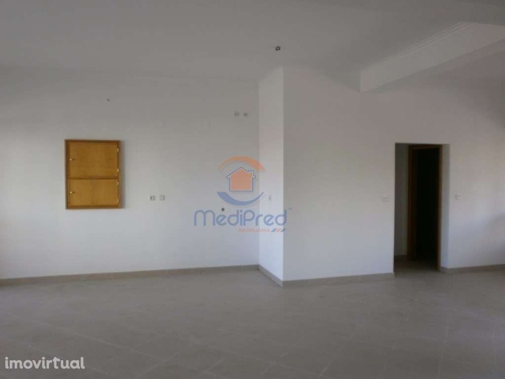 Loja de 80m2 com BOX na Reboleira - Grande imagem: 4/10