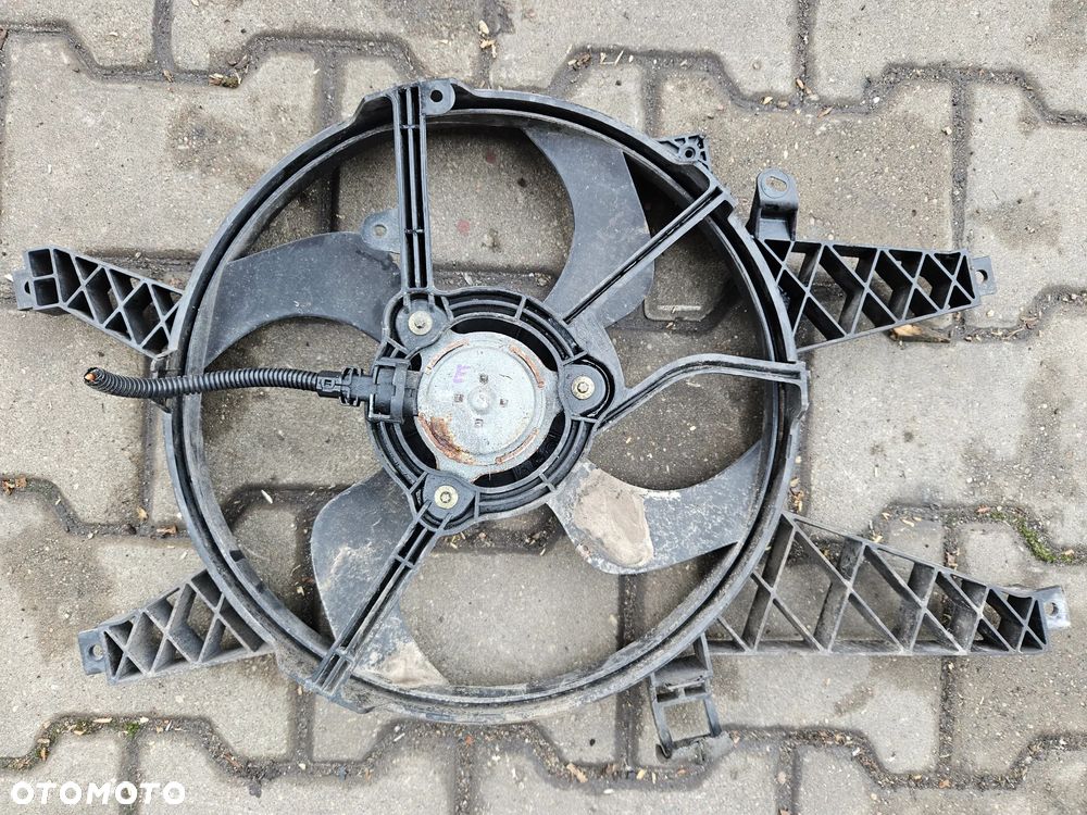 Renault Clio III 3 1.2 16v  wentylator chłodnicy 8200688372 - 1