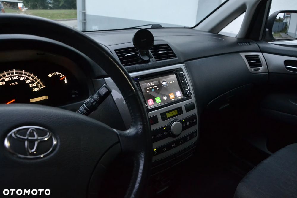 Toyota Avensis Verso 2.0 - 18