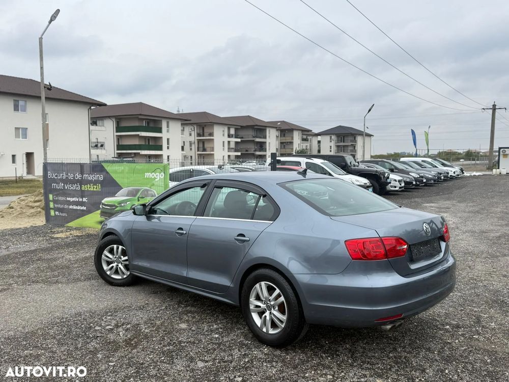 Volkswagen Jetta - 4