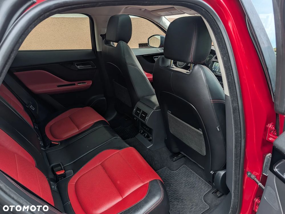 Jaguar F-Pace 30t AWD R-Sport - 25