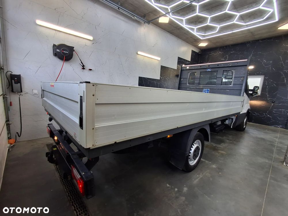 Iveco Daily 35S18 Długość Paki 410 CM Skrzynia Biegów HI-MATIC 2018 Rok Udźwig Haka 3500 Kg 3 Miejsca Silnik 3.0 Moc: 180 KM Hak - 13