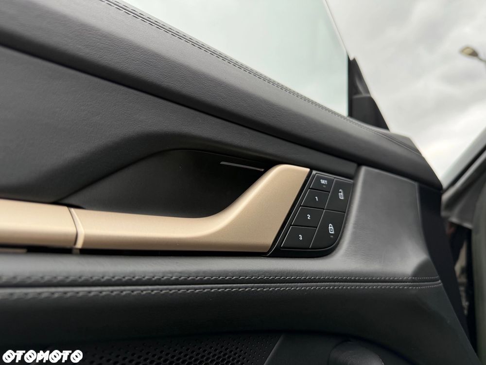 Porsche Taycan Turbo - 28
