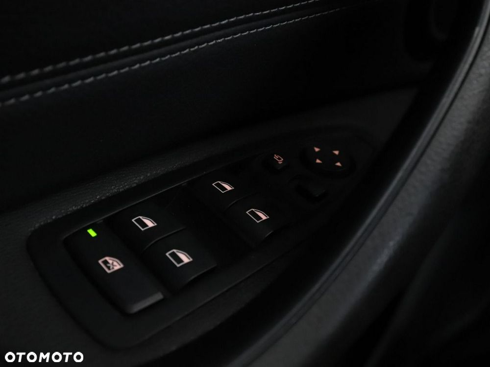 BMW X1 sDrive18d xLine - 35