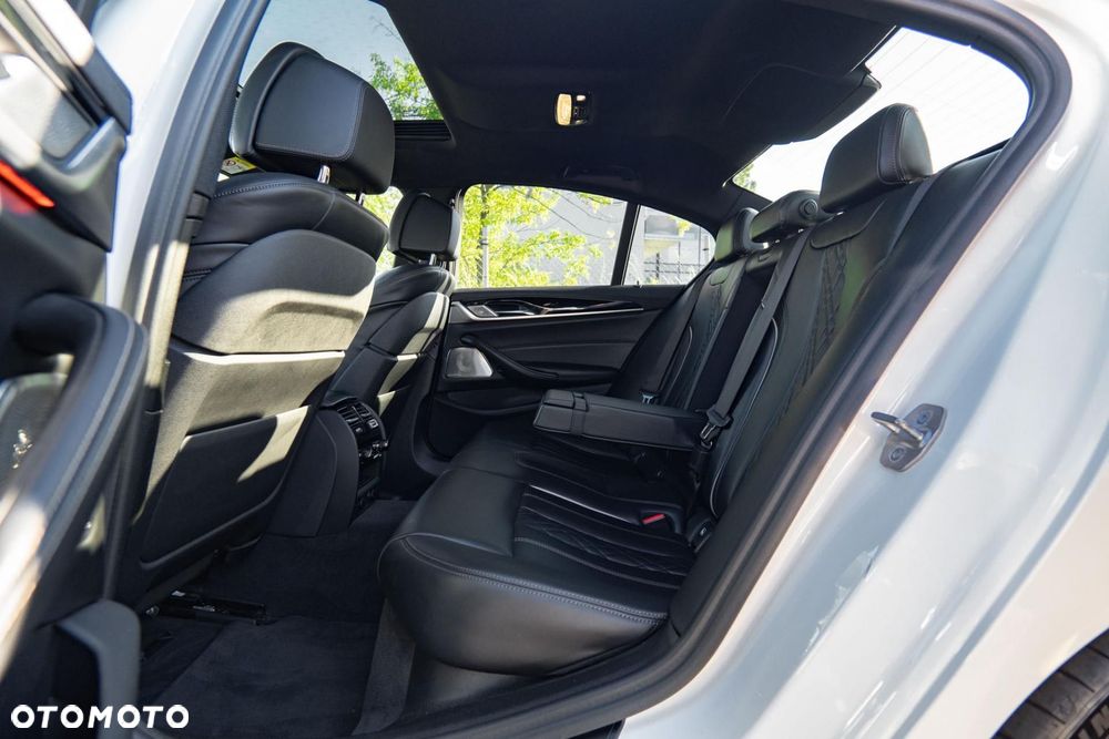 BMW Seria 5 M550i xDrive sport - 15