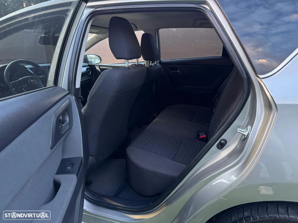 Toyota Auris 1.4 D-4D Com. +P.Techno+P.Sport - 5
