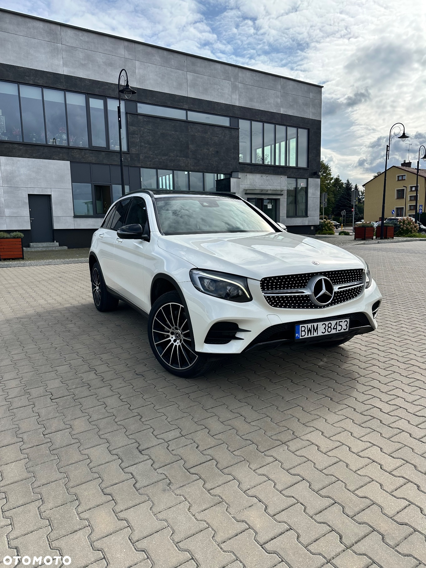 Mercedes-Benz GLC 300 4Matic 9G-TRONIC AMG Line - 11