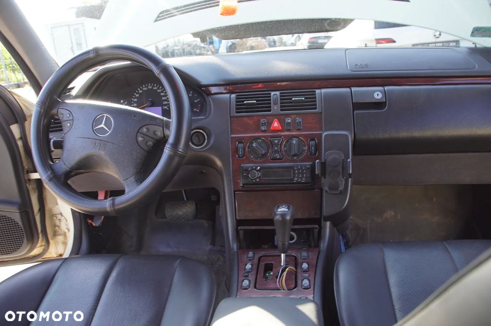 Auto na części - Mercedes E-Klasa W210 Lift 220 CDI 2.2 CDI 143 KM 611961 722699 623 1999R Silnik Skrzynia Maska Klapa Drzwi Szyba Lusterko Klamka Błotnik Deska Kokpit Sterownik Moduł Licznik - 16