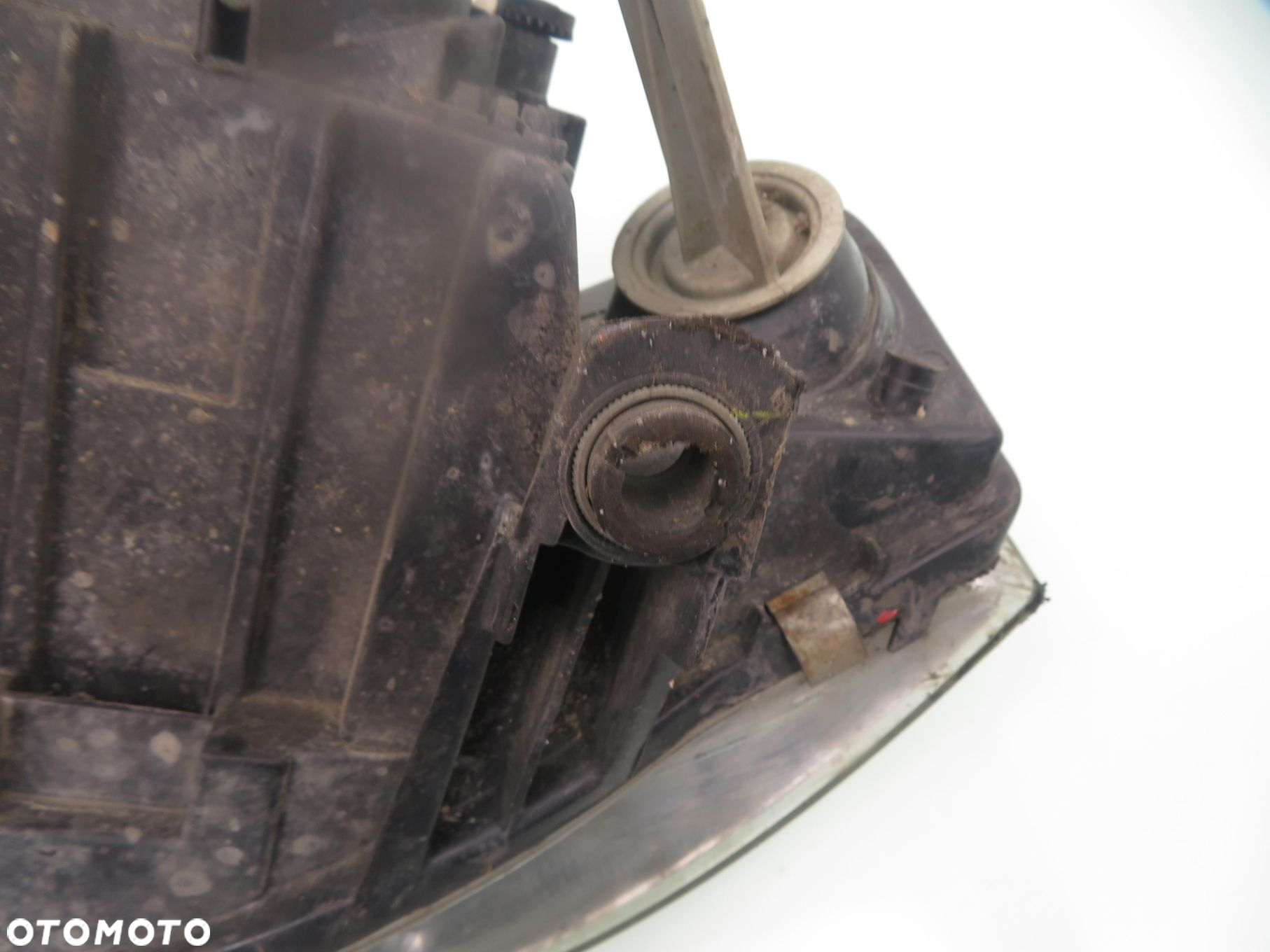 LAMPA PRAWA PRZEDNIA AUDI A6 C5 RINGI 081411102R - 4
