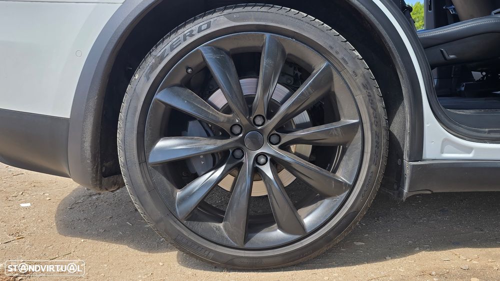 Tesla Model X - 21