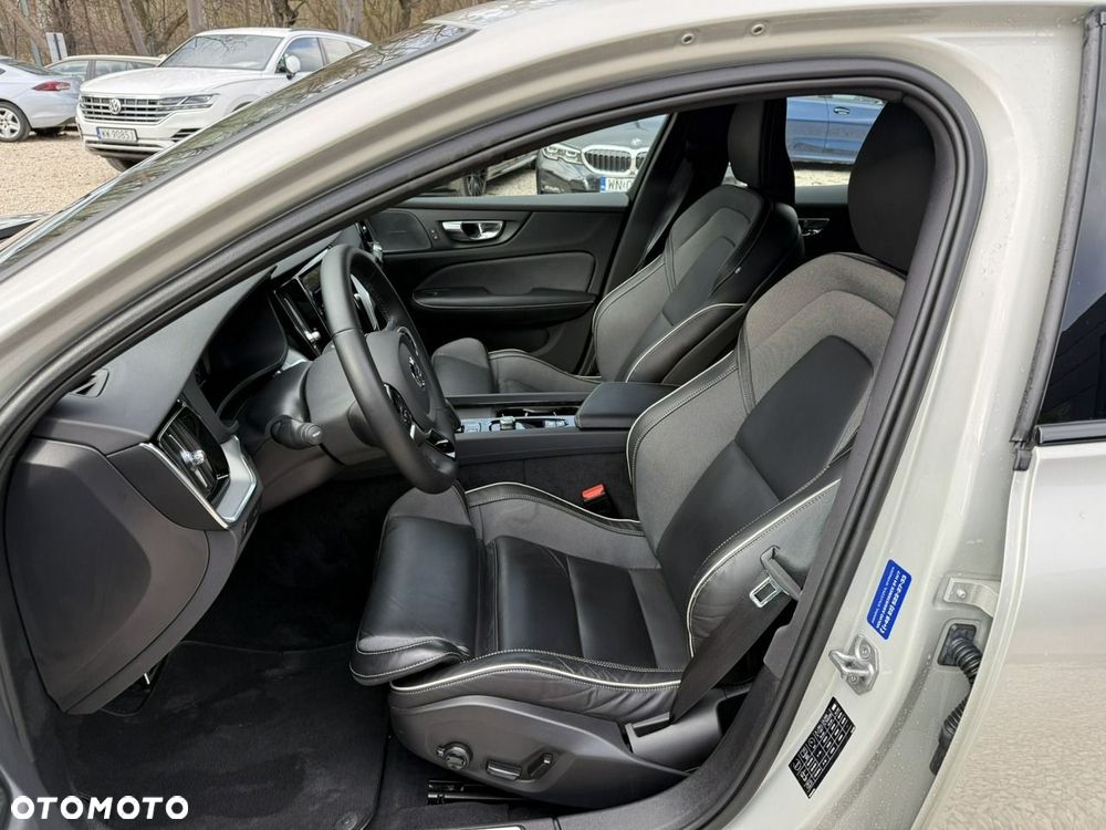 Volvo S60 B4 B R-Design - 3