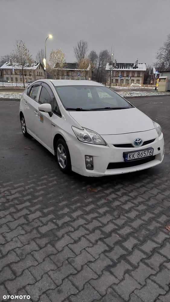 Toyota Prius (Hybrid) - 4