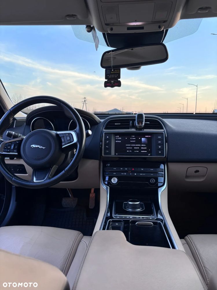 Jaguar XE 2.0 T Prestige - 6