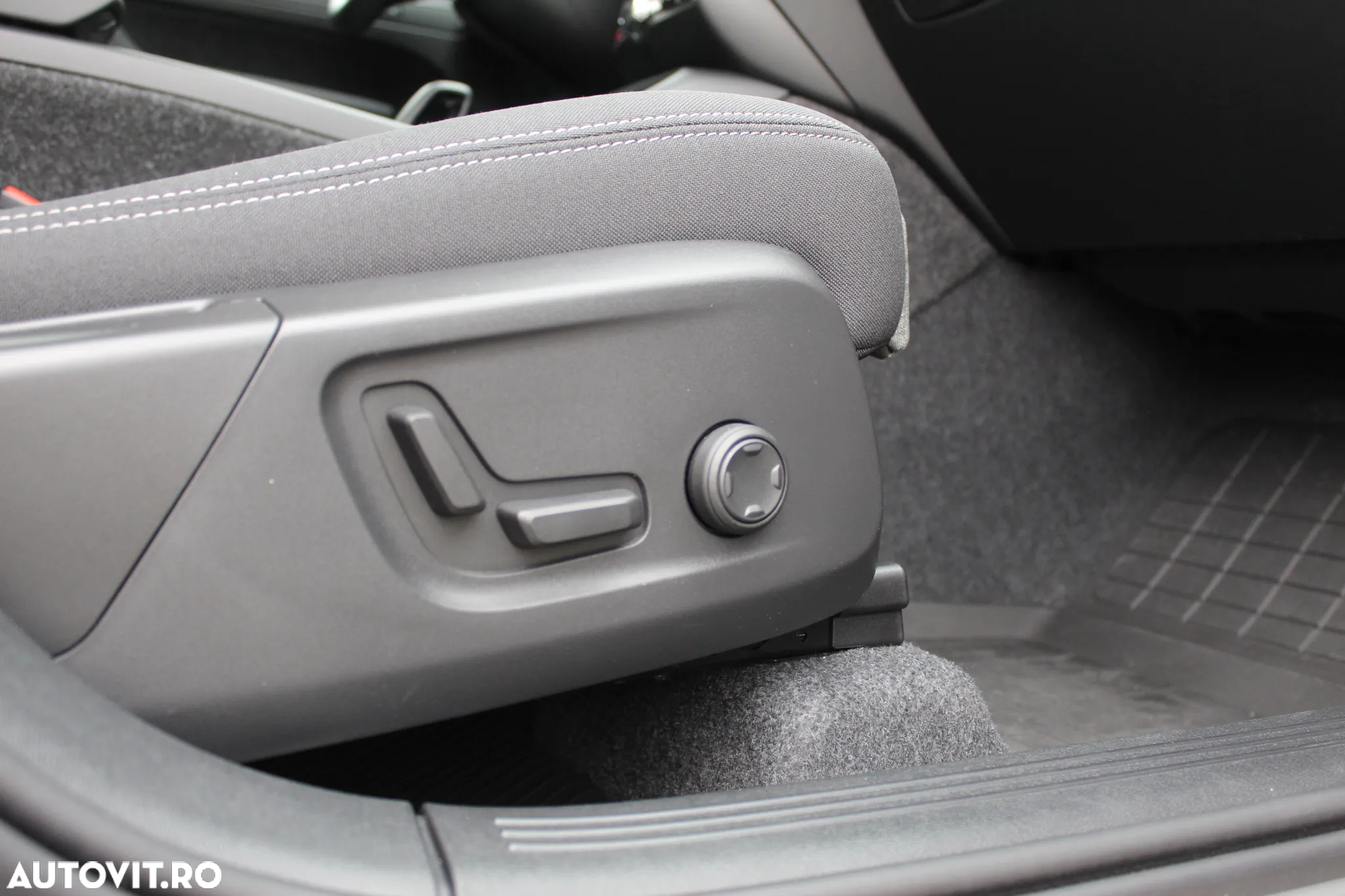 Volvo XC 40 B3 AT FWD MHEV Plus Dark - 30