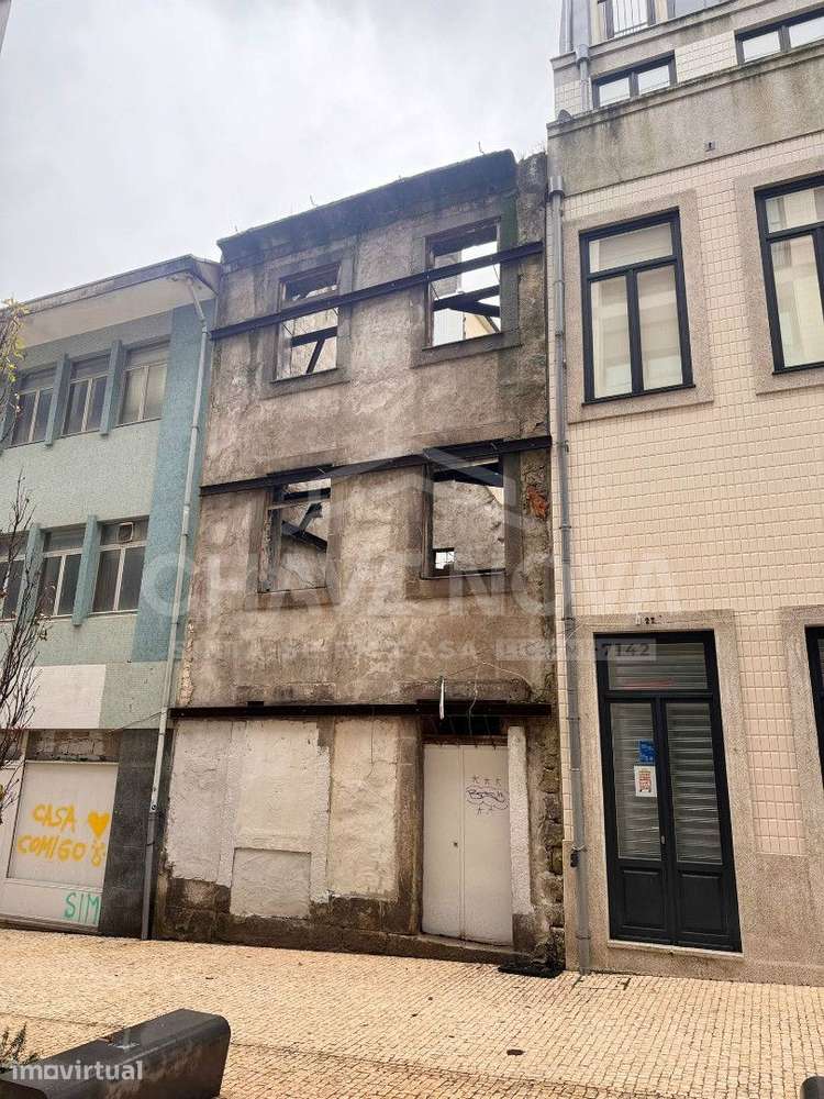 Prédio para recuperar com 4 pisos no centro histórico do Porto - Grande imagem: 4/5