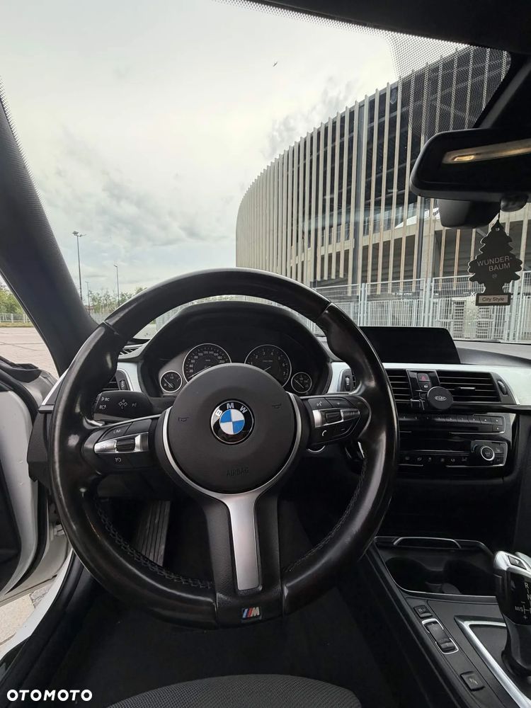 BMW Seria 3 330i xDrive Sport Line - 24