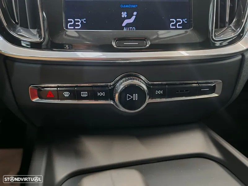 Volvo V60 2.0 B4 Momentum Geartronic - 17