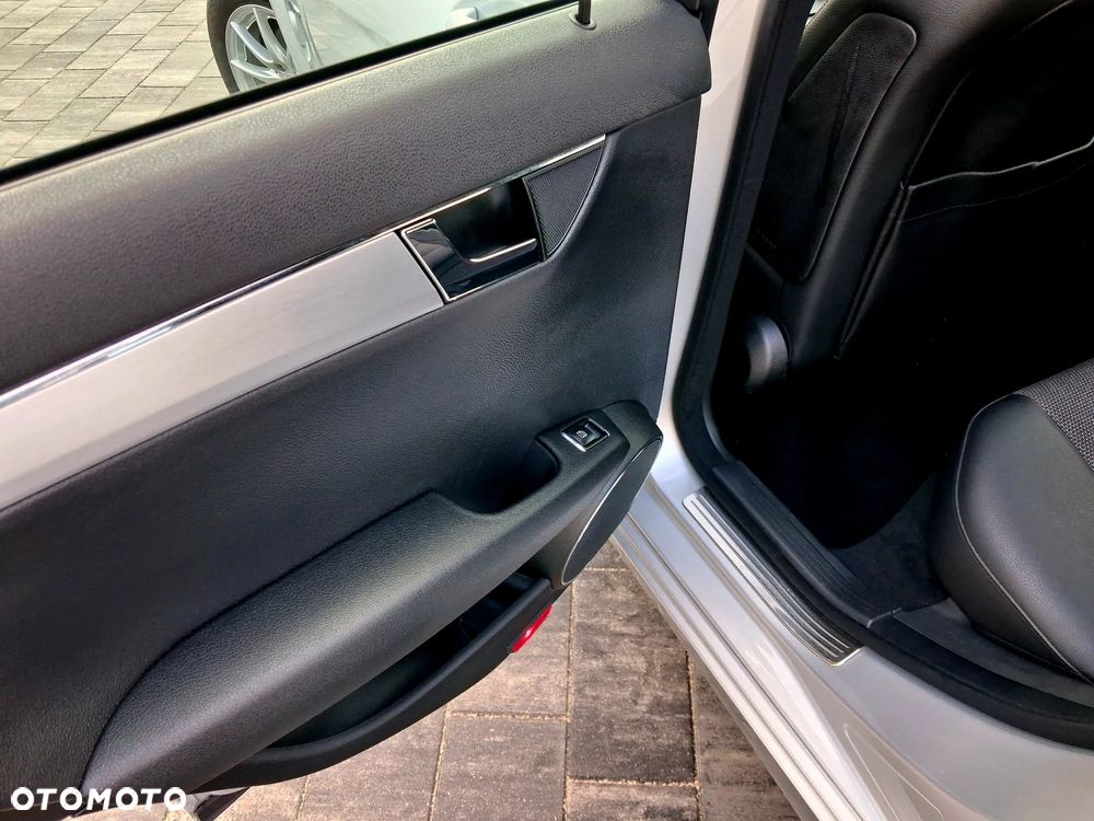 Mercedes-Benz Klasa C 180 CGI Automatik BlueEFFICIENCY Elegance - 32