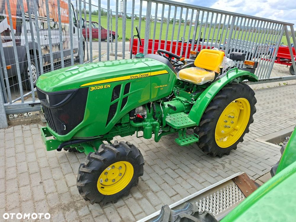 John Deere 3028 En 4X4 - 8